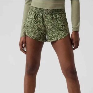 Athleta printed hustle 3” short leopard green size xxs